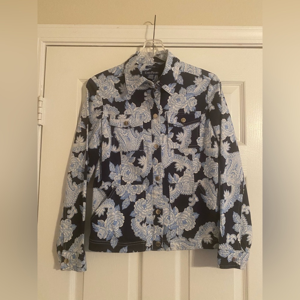 Evan-Picone Paisley Blue and White Women's Jacket. Snaps. Pockets. Small.